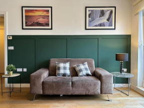 Newly renovated & modern 2-BR close to Canary Wharf
